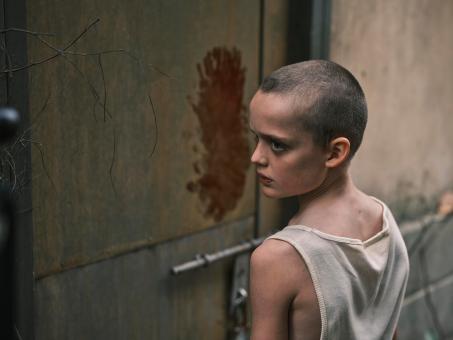 Jonah Wren Phillips in BRING HER BACK (Foto von Ingvar Kenne) © 2024 CTMG, Inc. All Rights Reserved. 