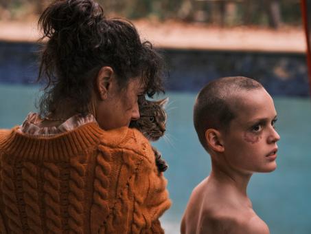 Sally Hawkins und Jonah Wren Phillips in BRING HER BACK (Foto von Ingvar Kenne) © 2024 CTMG, Inc. All Rights Reserved. 