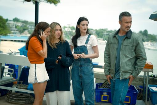 Chase Sui Wonders, Madelyn Cline, Sarah Pidgeon und Freddie Prinze Jr. in Sony Pictures' ICH WEISS, WAS DU LETZTEN SOMMER GETAN HAST © 2024 CTMG, Inc. All Rights Reserved.