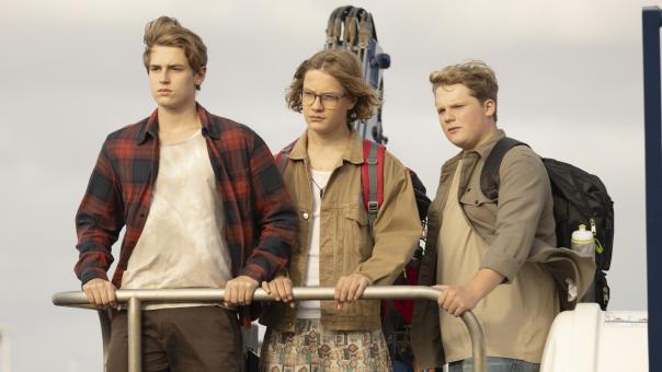 Peter Shaw (Nevio Wendt), Bob Andrews (Levi Brandl) & Justus Jonas (Julius Weckauf) in Sony Pictures' DIE DREI ??? – TOTENINSEL Foto von: Tomás Correa © Wiedemann und Berg Film GmbH/Deutsche Columbia Pictures Filmproduktion GmbH