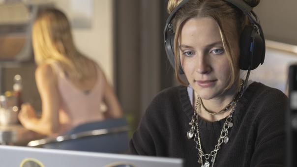 Jelena Charkova (Momo Beier) in Sony Pictures' DIE DREI ??? – TOTENINSEL Foto von: Tomás Correa © Wiedemann und Berg Film GmbH/Deutsche Columbia Pictures Filmproduktion GmbH