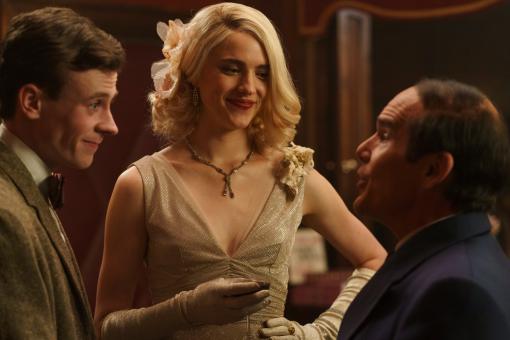 George Roy Hill (David Rawle), Elizabeth Weiland (Margaret Qualley) und Lorenz Hart (Ethan Hawke) in Sony Pictures’ BLUE MOON  © 2026 Sony Pictures Filmverleih GmbH