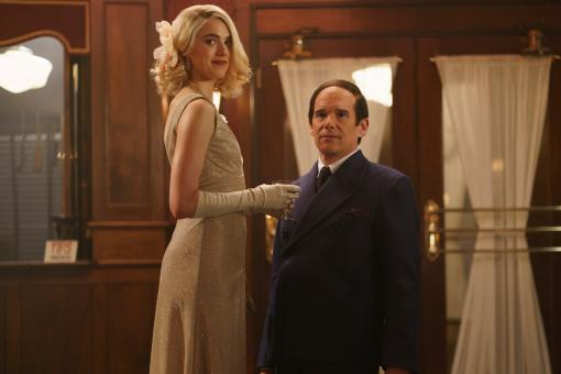 Elizabeth Weiland (Margaret Qualley) und Lorenz Hart (Ethan Hawke) in Sony Pictures’ BLUE MOON  © 2026 Sony Pictures Filmverleih GmbH