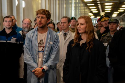 Ryan Gosling als Ryland Grace und Sandra Hüller als Eva Stratt in DER ASTRONAUT - PROJECT HAIL MARY, von Amazon MGM Studios. Photo credit: Jonathan Olley  © 2026 Amazon Content Services LLC. All Rights Reserved.