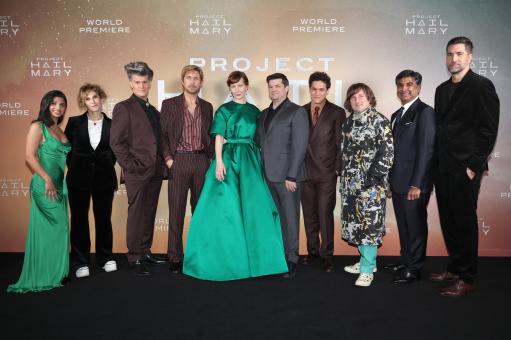 LONDON, ENGLAND – 09. MÄRZ: (v.l.n.r.) Priya Kansara, Amy Pascal, James Ortiz, Ryan Gosling, Sandra Hüller, Chris Miller, Phil Lord, Daniel Pemberton, Aditya Sood und Drew Goddard bei der Weltpremiere von „DER ASTRONAUT – Project Hail Mary“ im Cineworld Leicester Square am 09. März 2026 in London, England. (Foto: Tristan Fewings/Getty Images für Sony Pictures Entertainment)