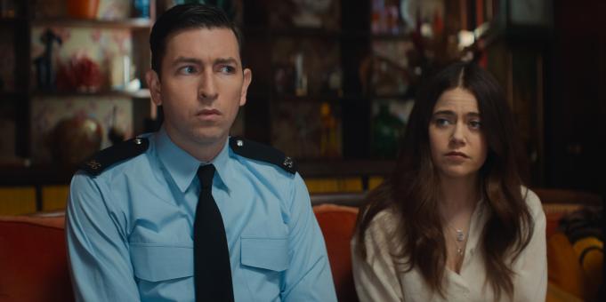 Nicholas Braun spielt Officer Tim Derry und Molly Gordon die Rolle der Rebecca Hampstead in GLENNKILL: EIN SCHAFSKRIMI von Amazon MGM Studios. Bildnachweis: Mit freundlicher Genehmigung von Amazon MGM Studios   © 2026 Amazon Content Services LLC. Alle Rechte vorbehalten.
